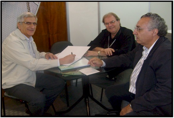Assessor Jurídico autografa livros.